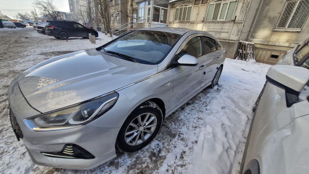 Седан бизнес-класса серебристого цвета. Основные характеристики и