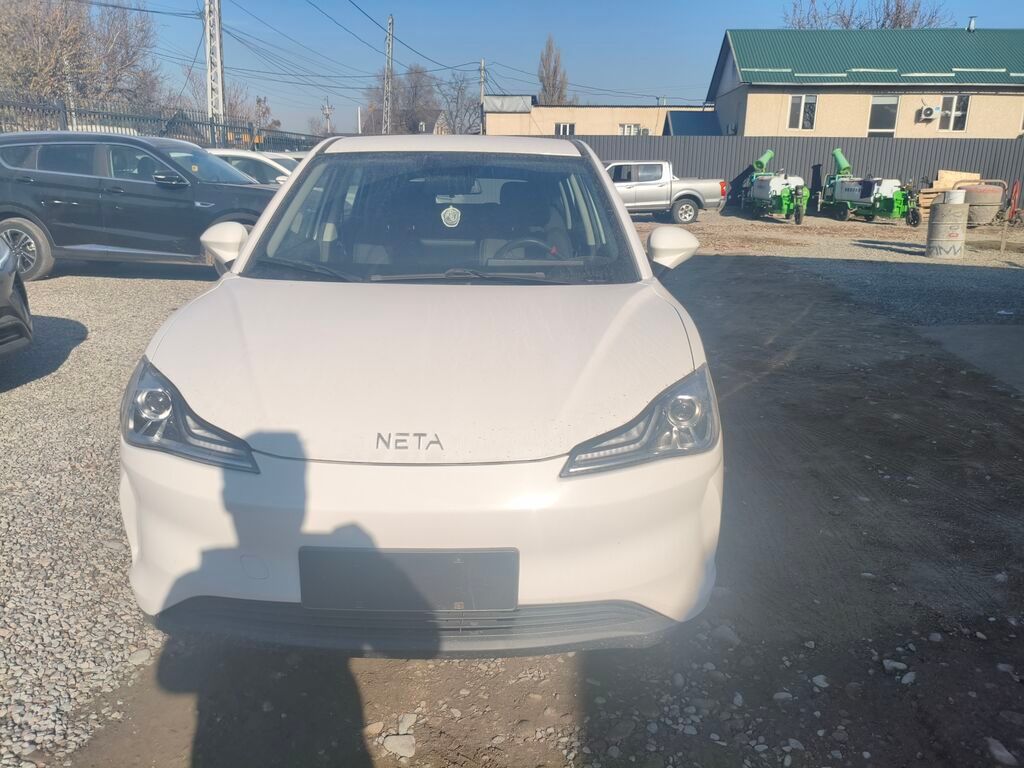 NETA V — компактный пятидверный электрический кроссовер в белом цвете