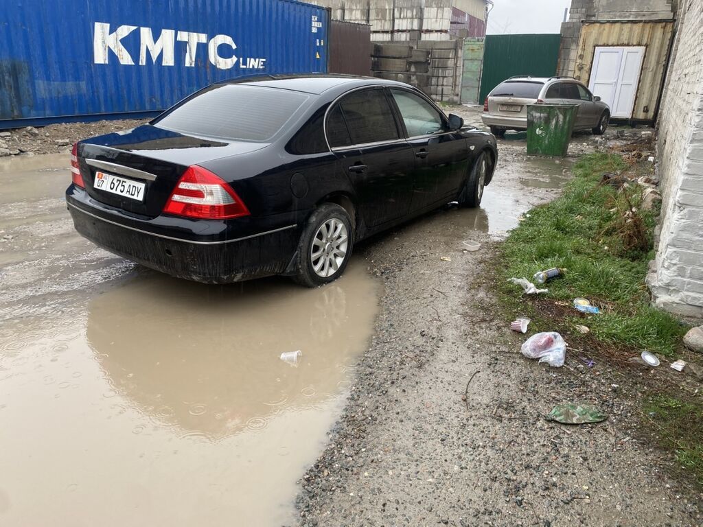 Sedan бизнес-класса в черном цвете. Просторный салон с светлой