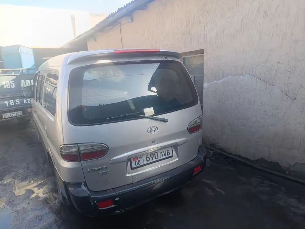 Hyundai Starex