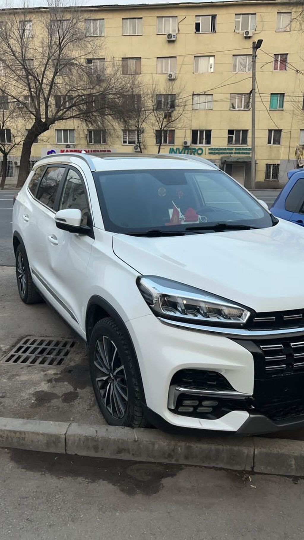 Кроссовер белого цвета с современным дизайном и выразительной оптикой