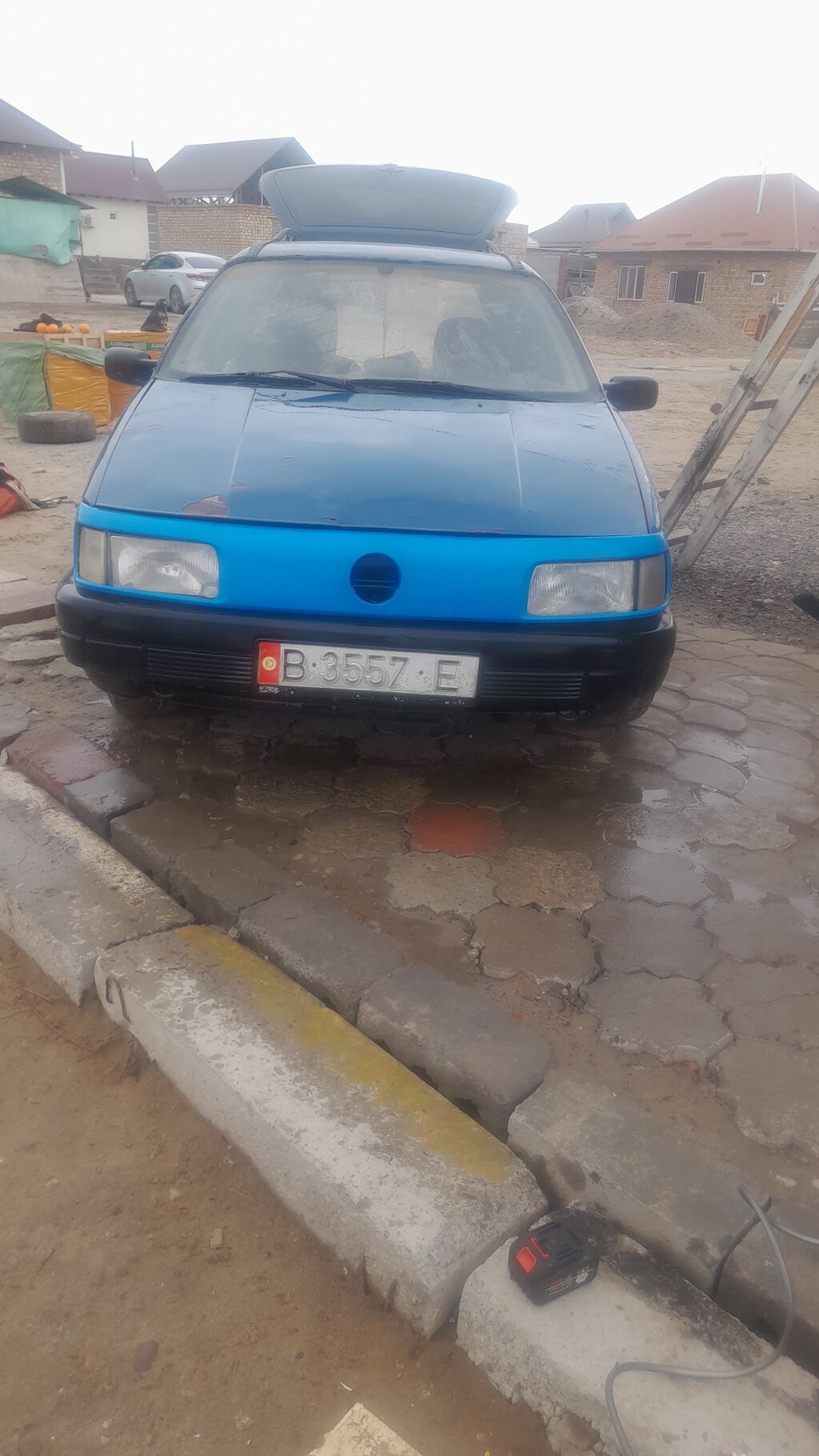 Продаётся автомобиль хэтчбек синего цвета. Кузов 5‑дверный, передняя