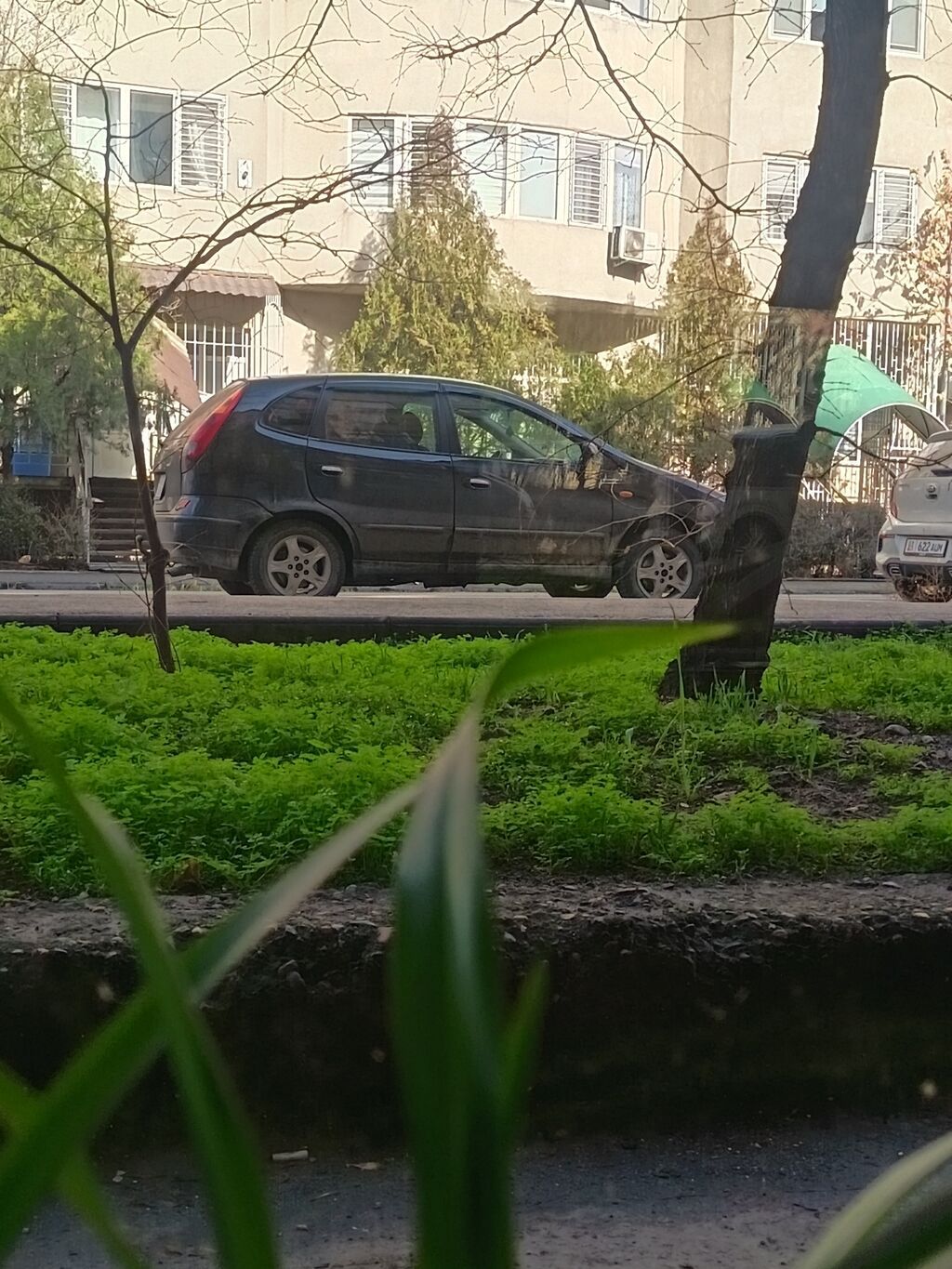 Компактный 5-дверный хэтчбек темно-серого цвета. Особенности