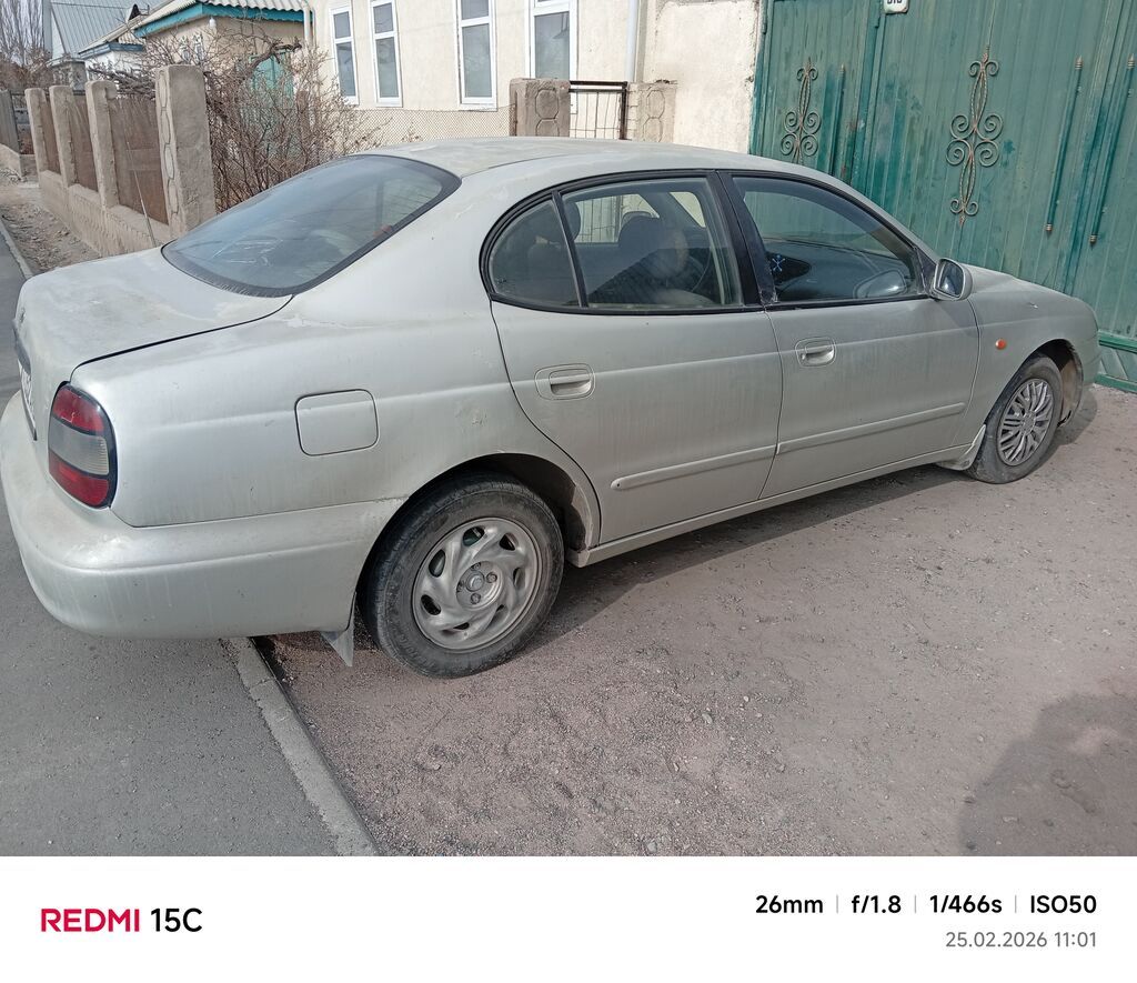 Седан серебристого цвета, 4 двери. Кузов с плавными линиями