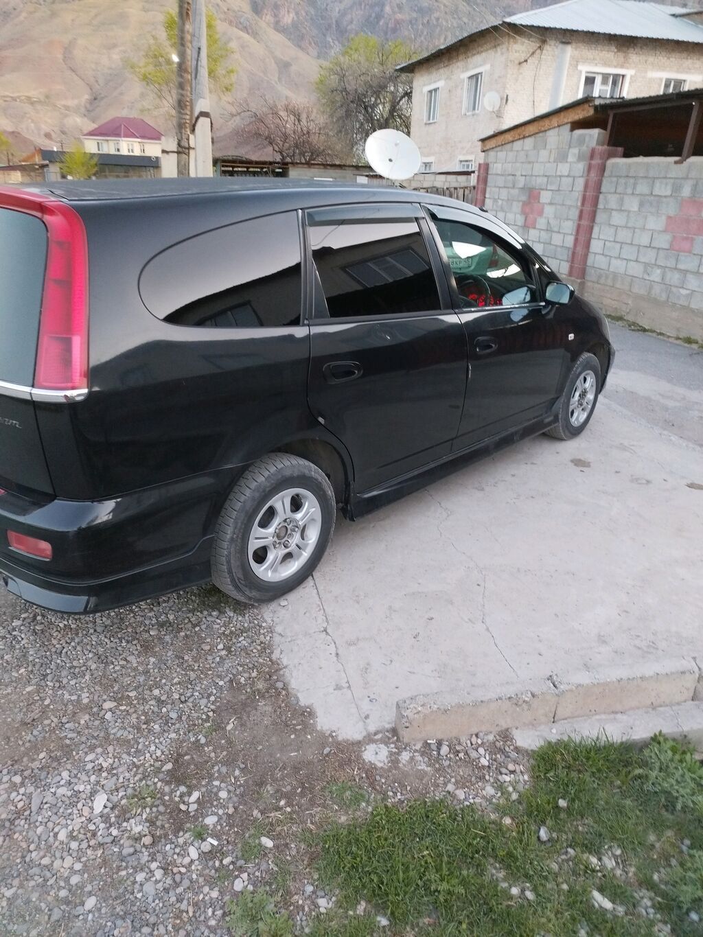 Компактвэн/универсал черного цвета. Кузов