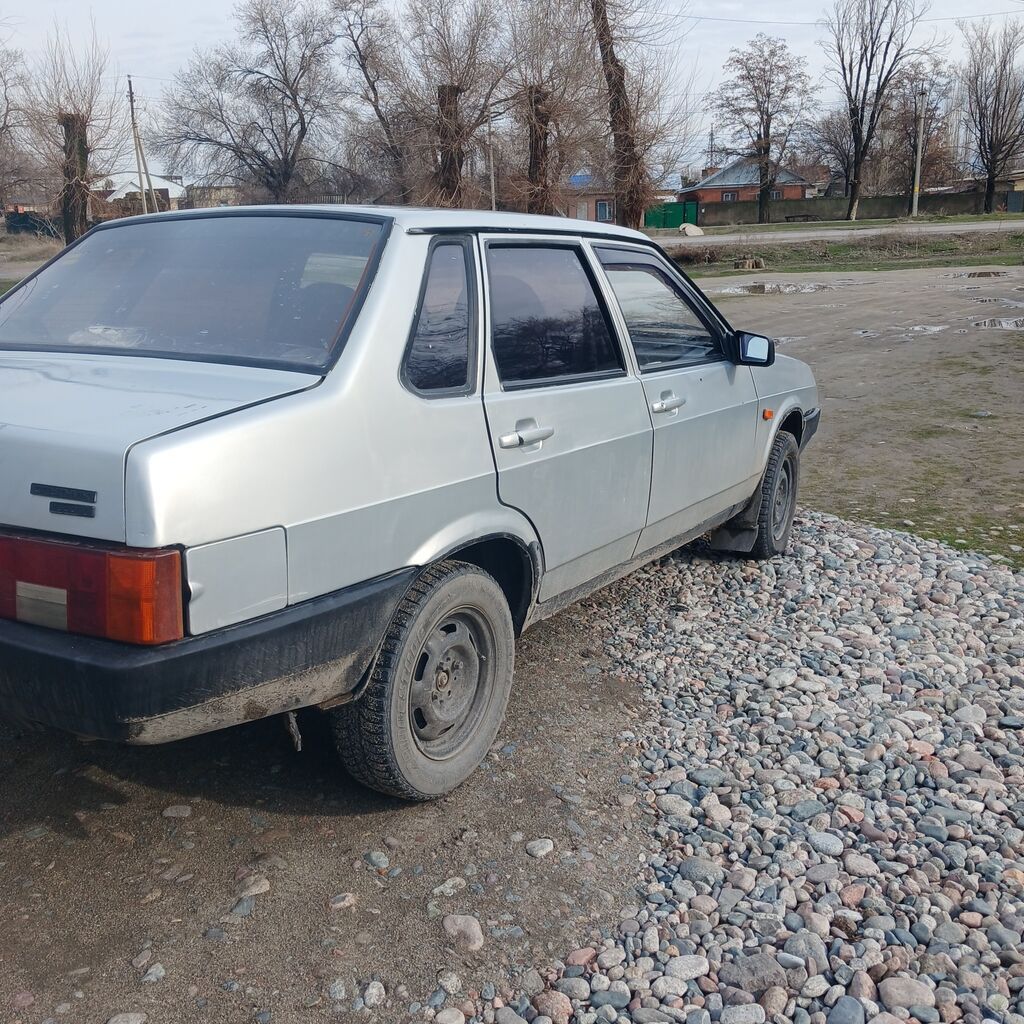 Легковой автомобиль седан, серебристый цвет кузова. Кузов пятидверный