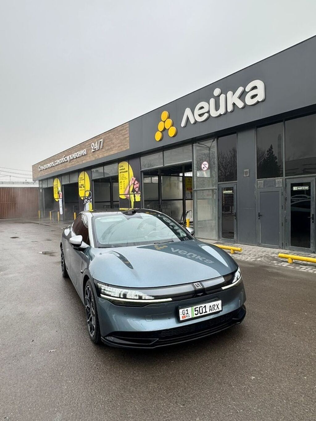 Элегантный электрический седан Lucid Air в сером цвете. Автомобиль