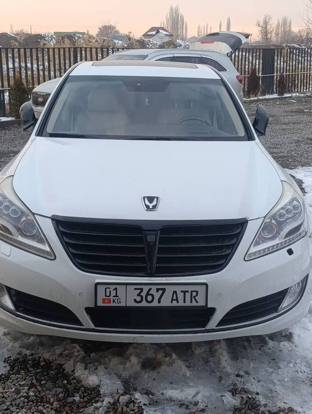 Продажа седана люкс‑класса Pyeonghwa VS500 (эмблема Pyeonghwa, шильдик