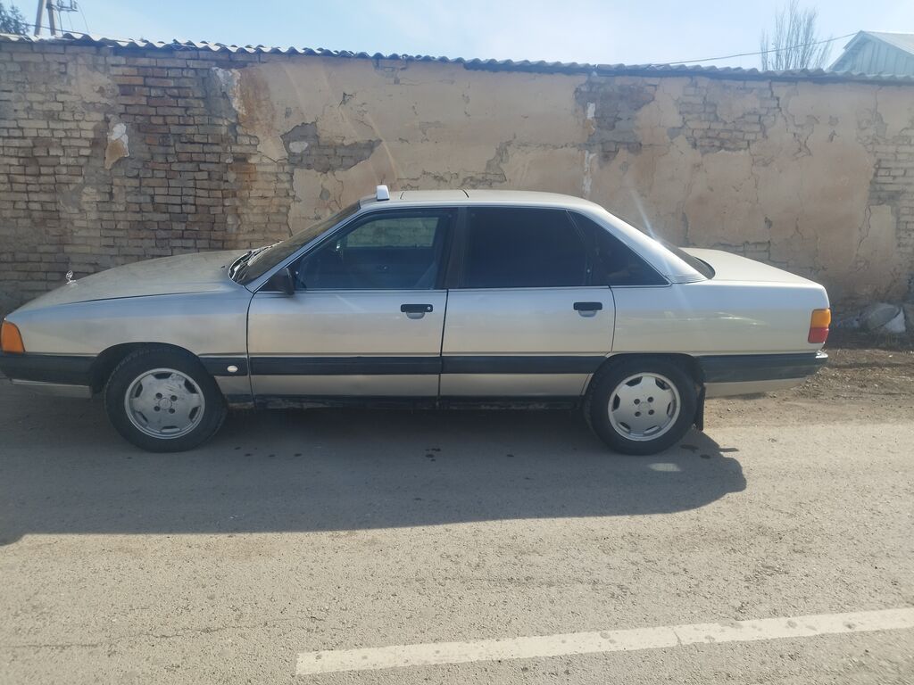 Audi 100 C3 седан, серебристый цвет, 4 двери. Особенности и