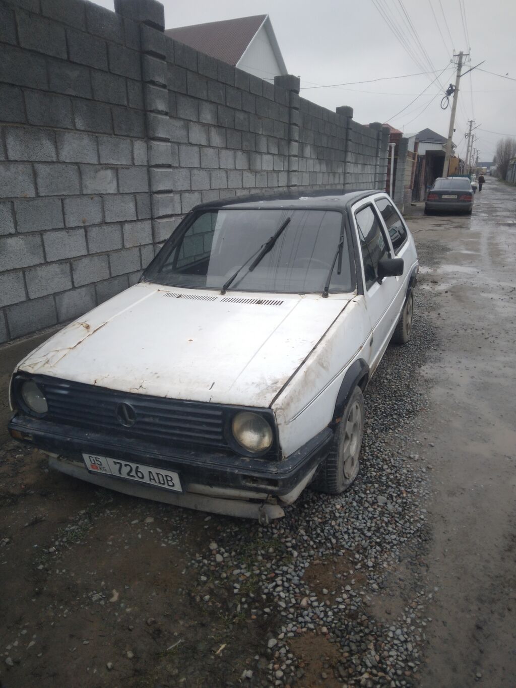 Хэтчбек 3-дверный, белый. Компактный городской автомобиль с простым и