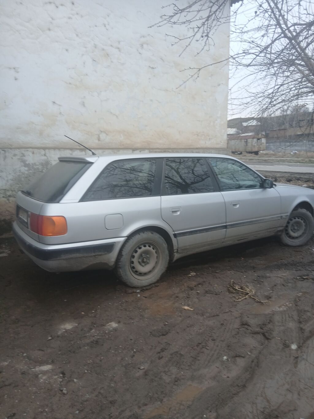 Автомобиль универсал серебристого цвета. Основные особенности