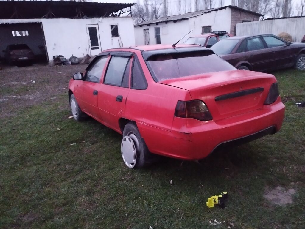 Автомобиль седан, 4 двери, красного цвета с элементами в