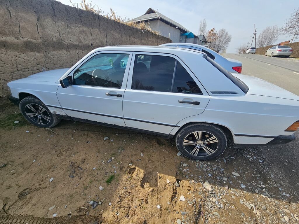 Легковой автомобиль седан, белый цвет, 4 двери. Основные особенности