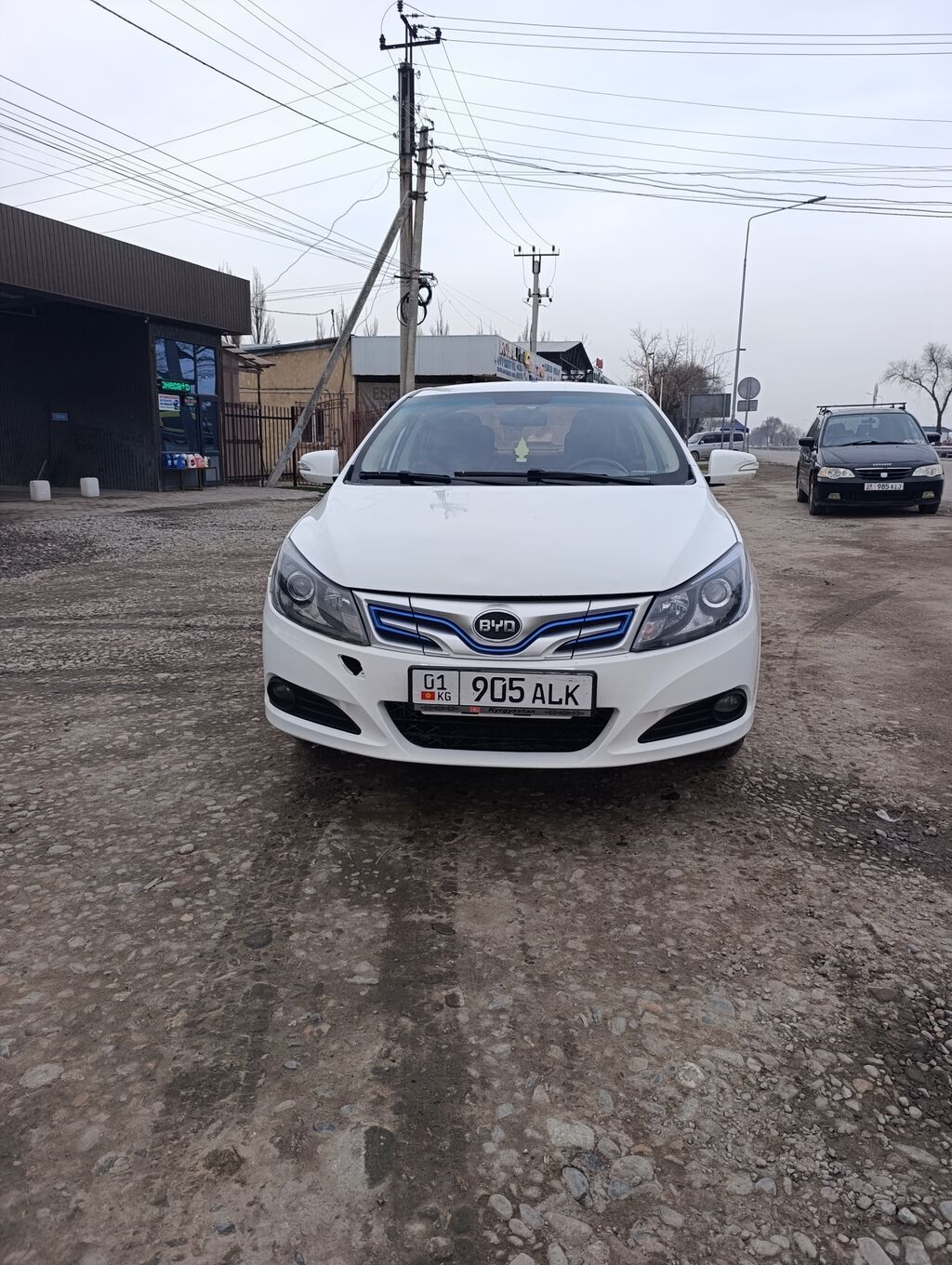 BYD e5 — электрический седан белого цвета. Ключевые особенности