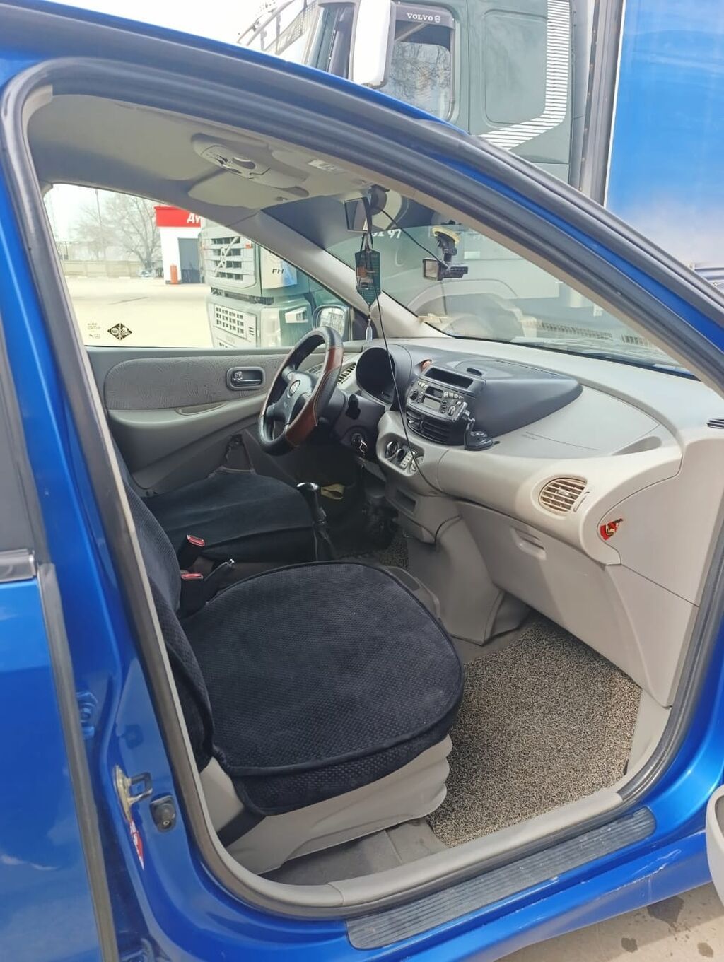 Nissan Almera Tino