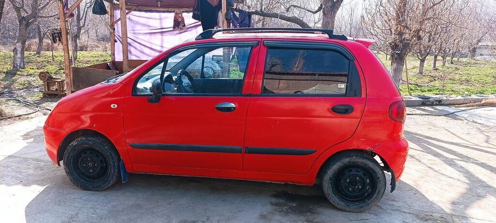 Компактный пятидверный городской хэтчбек красного цвета. Основные