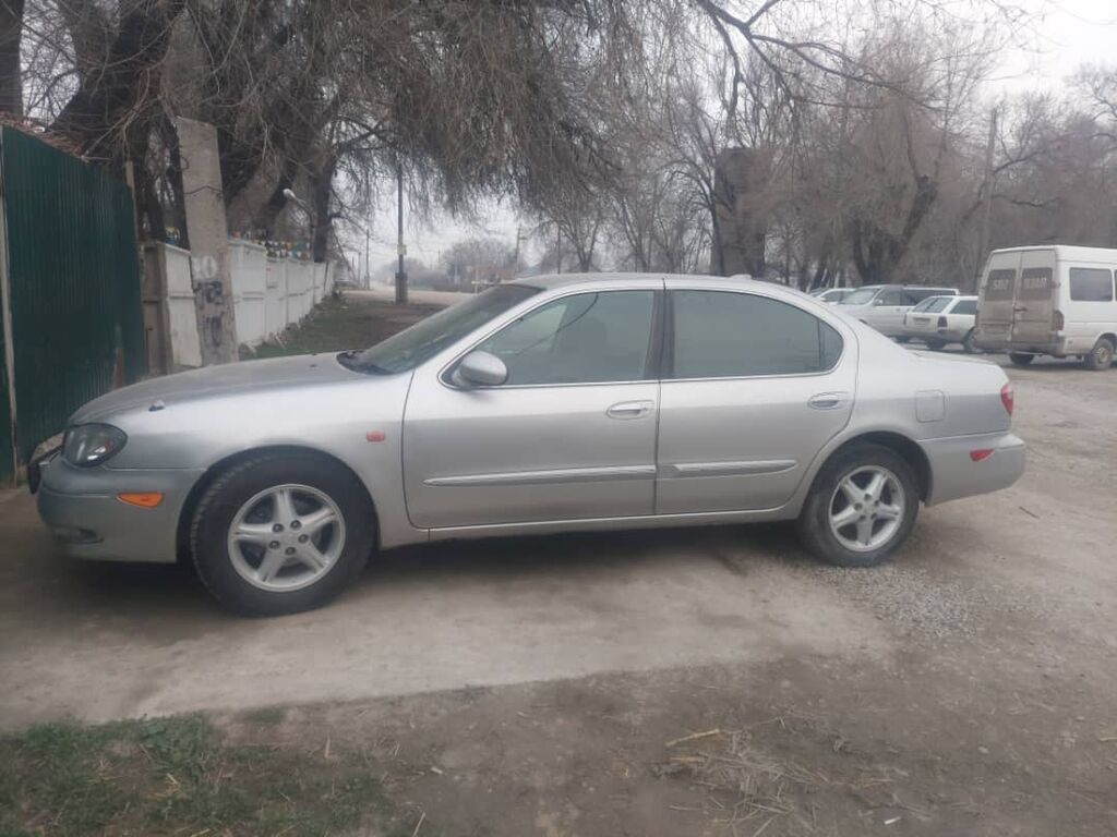 Серебристого цвета. Кузов 4‑дверный, просторный салон и большой