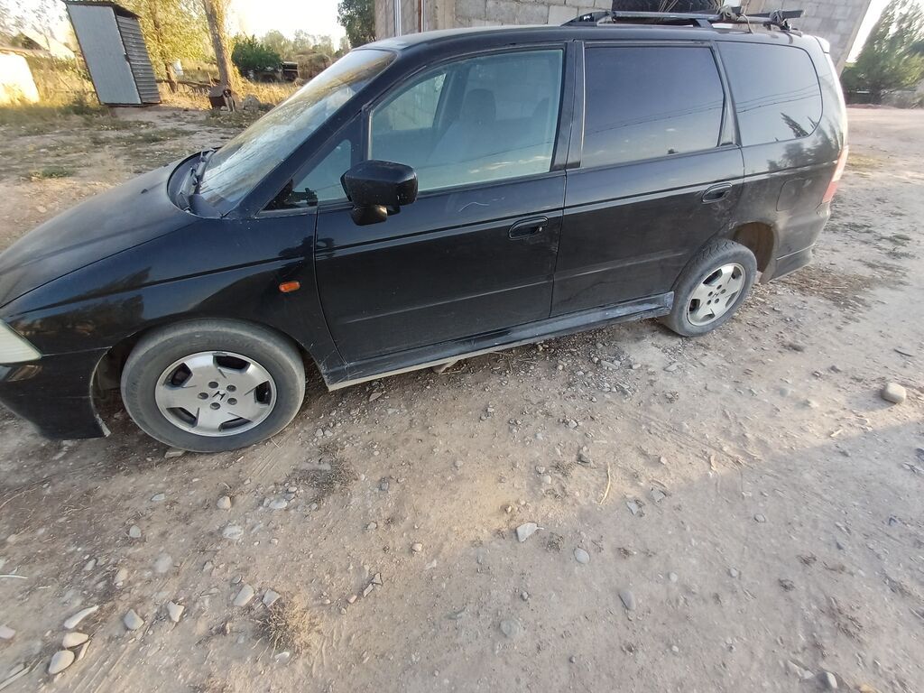 Honda Odyssey, правый руль, черный минивэн. Основные особенности