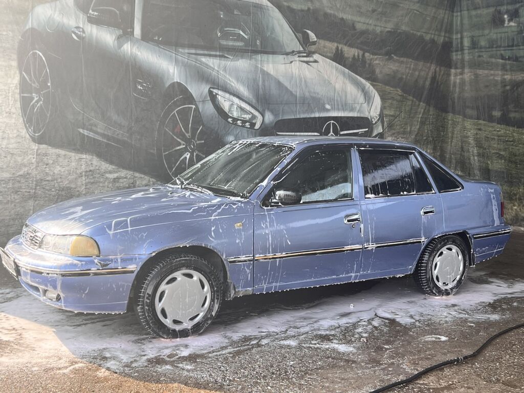 Седан синего цвета, 4 двери, классический кузов. Компактный и удобный