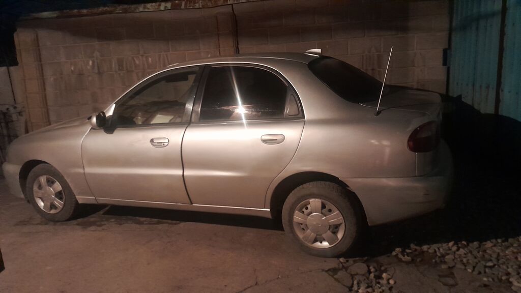 Седан класса компакт, серебристый цвет кузова. 4 двери, 5 мест. Кузов