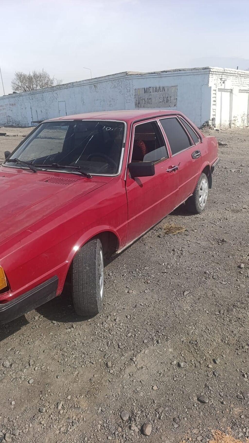 Красный седан 4 двери, классический кузов 80‑х годов. Характеристики