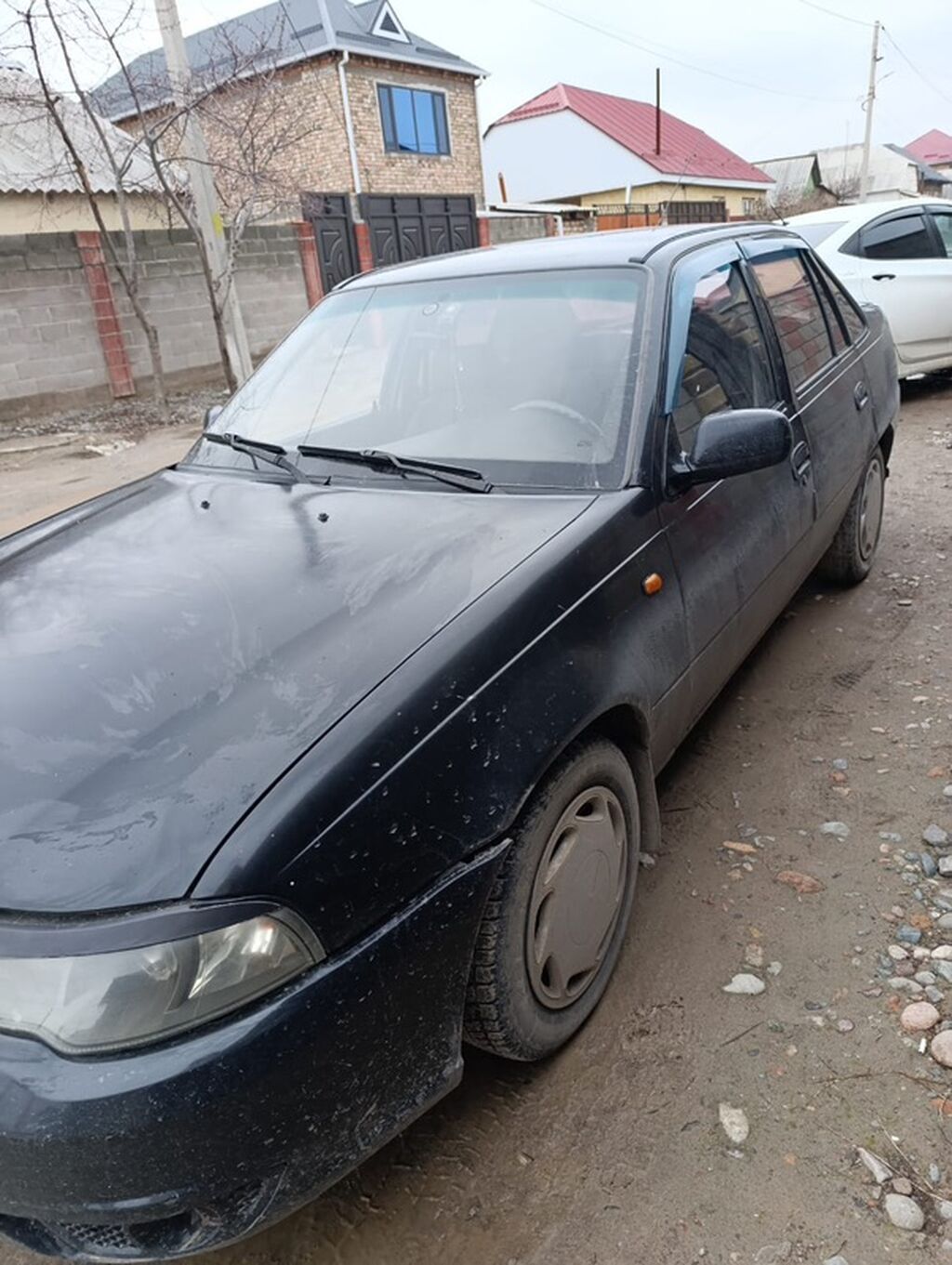 Седан черного цвета, 4 двери. Внешний тюнинг по кругу