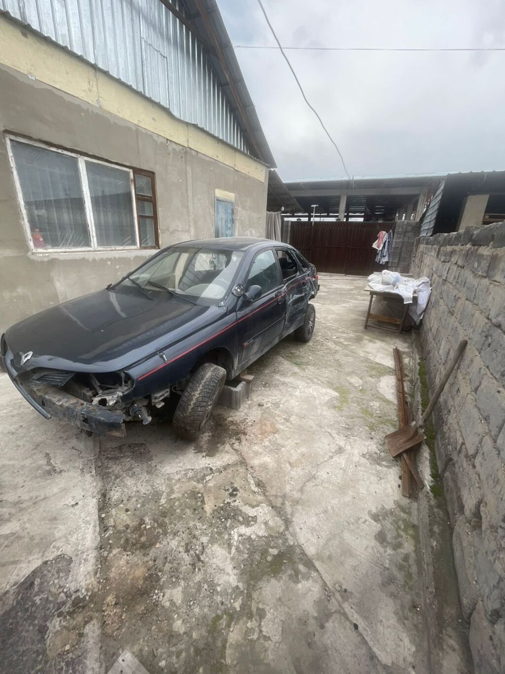 Автомобиль седан (темно-серый/черный) для восстановления или на
