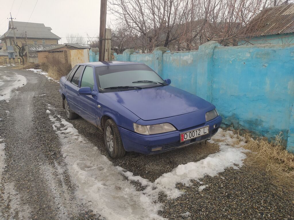 Седан синего цвета, 4 двери. Компактный кузов с обтекаемым дизайном