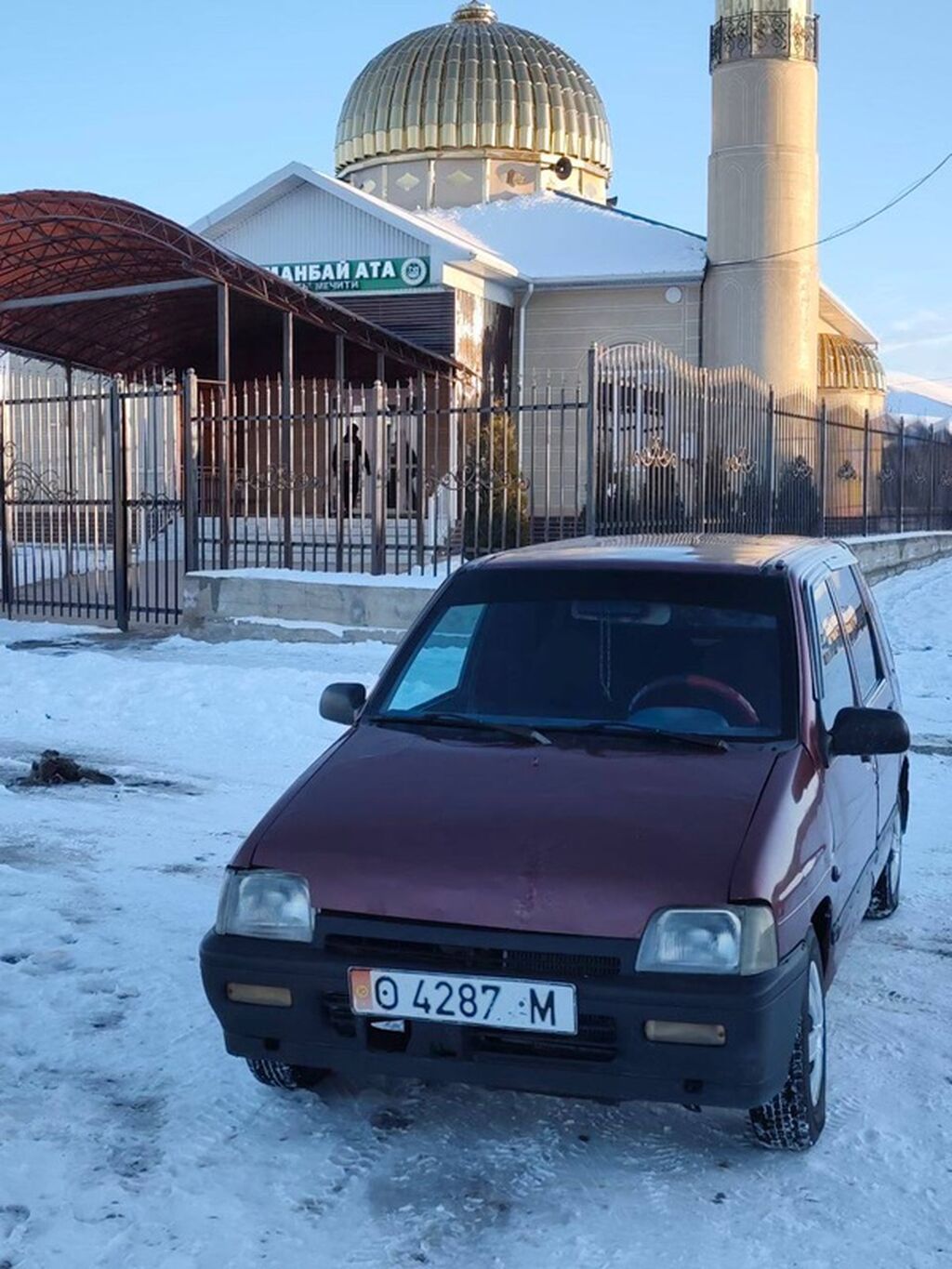 Компактный городской хэтчбек, 5 дверей, бордовый цвет. Основные