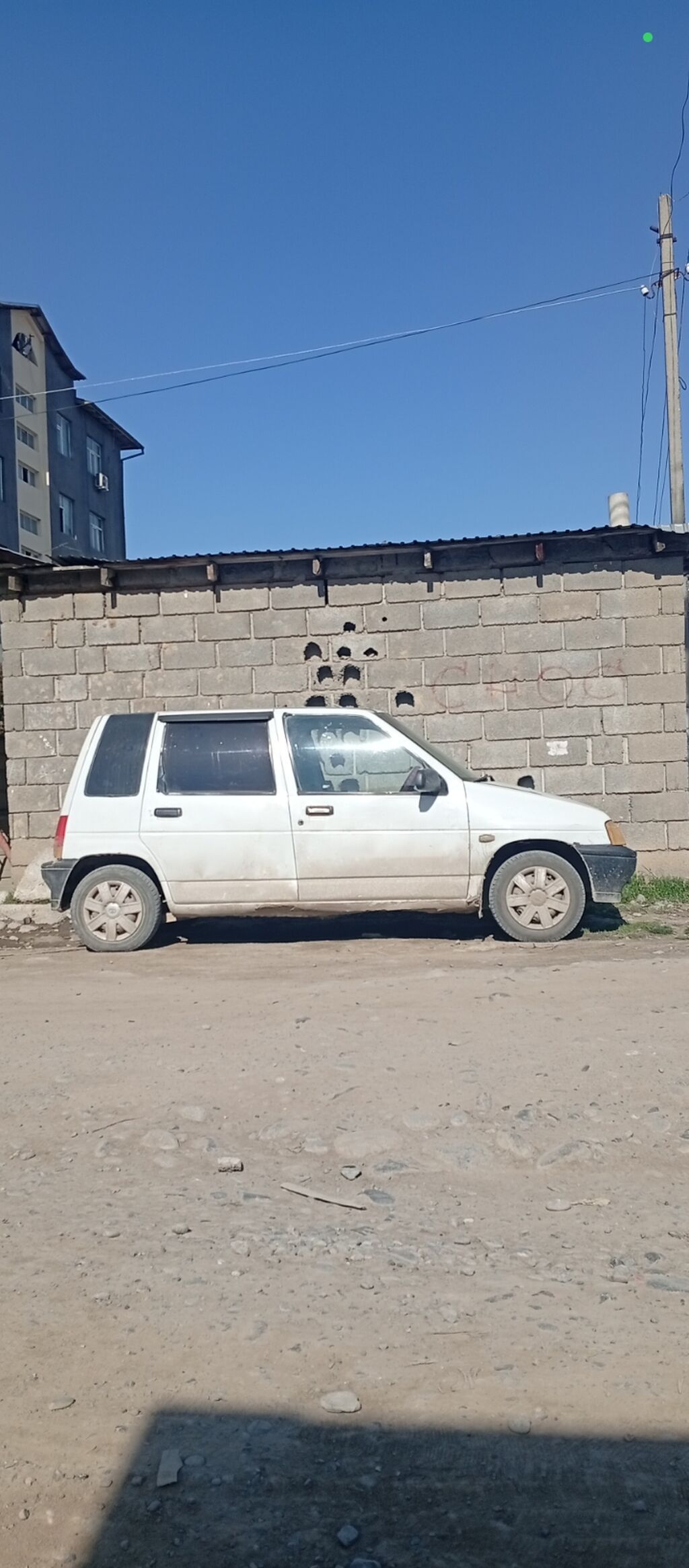 Компактный пятидверный хэтчбек белого цвета. Основные особенности