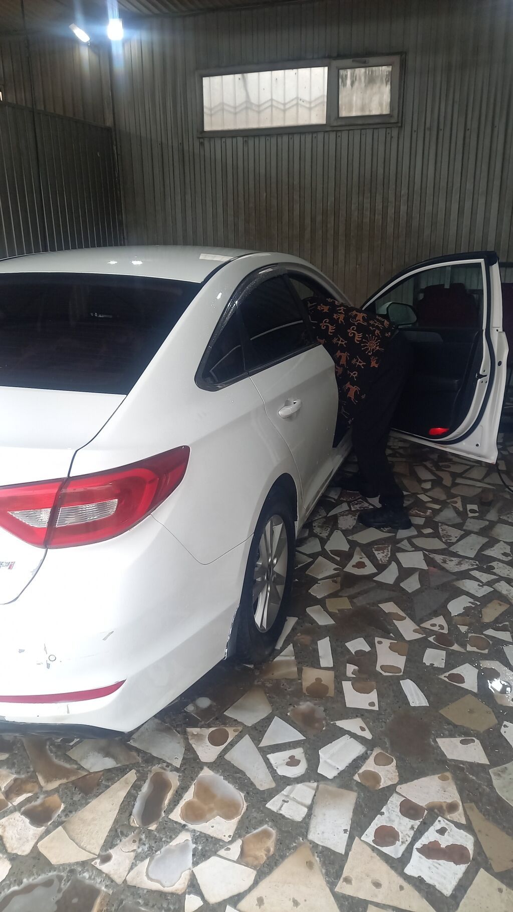 Белый седан (4 двери), компакт-класса. Основные особенности