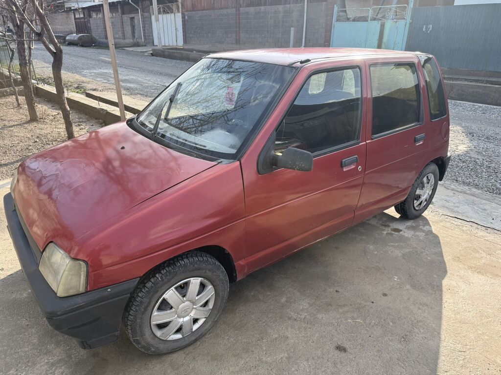 Компактный 5‑дверный хэтчбек красного цвета. Основные особенности