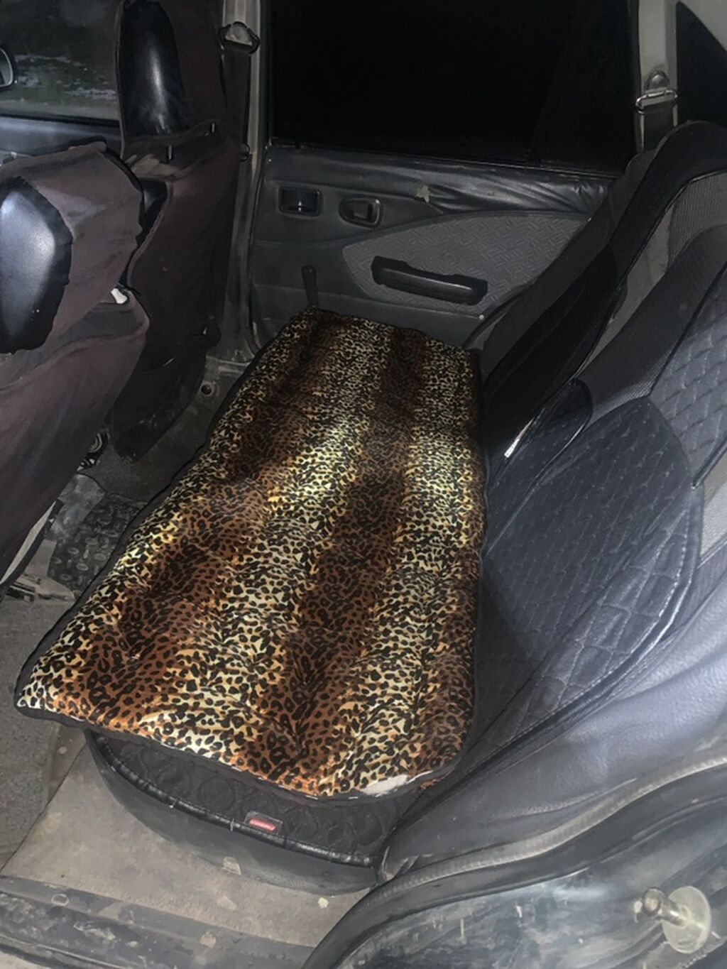 Легковой автомобиль седан (4 двери), темно‑серый цвет. Основные