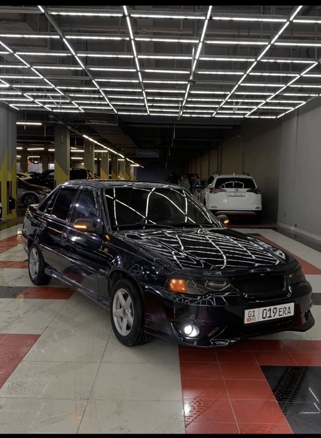 Седан черного цвета с доработанным экстерьером. Основные особенности