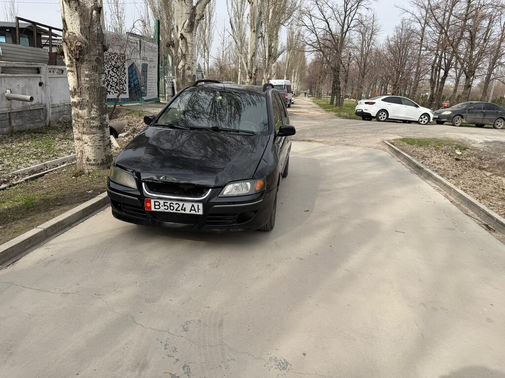 Продается компактный 5‑дверный хэтчбек/минивэн черного цвета