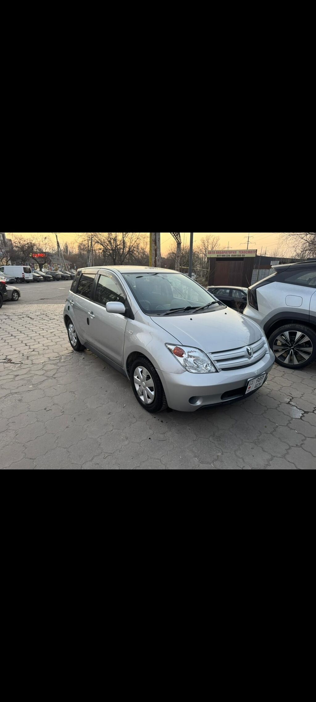 Компактный городской хэтчбек серебристого цвета. Основные